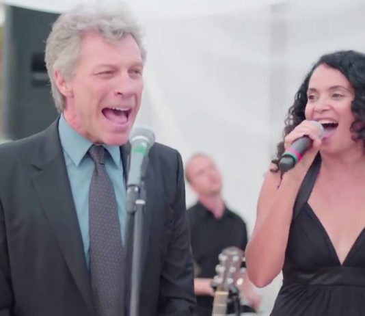 Jon Bon Jovi sorprende y canta en boda