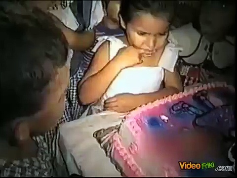 Niña destroza su Pastel!