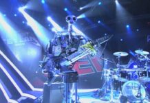 Un par de Robots tocando algo de AC/DC