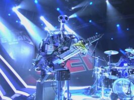 Un par de Robots tocando algo de AC/DC