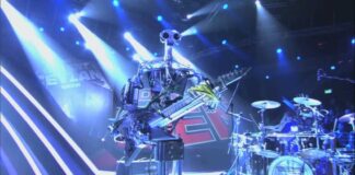 Un par de Robots tocando algo de AC/DC