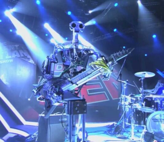 Un par de Robots tocando algo de AC/DC