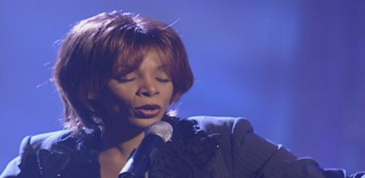 Donna Summer – I Feel Love (from VH1 Presents Live & More Encore!)