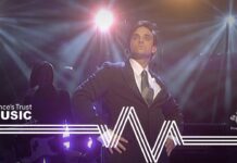 Robbie Williams – Feel (The Prince’s Trust Fashion Rocks 2003)