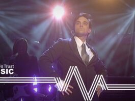 Robbie Williams – Feel (The Prince’s Trust Fashion Rocks 2003)