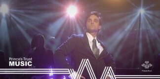 Robbie Williams – Feel (The Prince’s Trust Fashion Rocks 2003)
