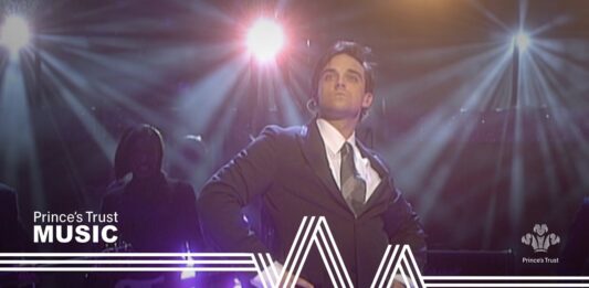 Robbie Williams – Feel (The Prince’s Trust Fashion Rocks 2003)