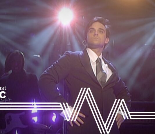 Robbie Williams – Feel (The Prince’s Trust Fashion Rocks 2003)