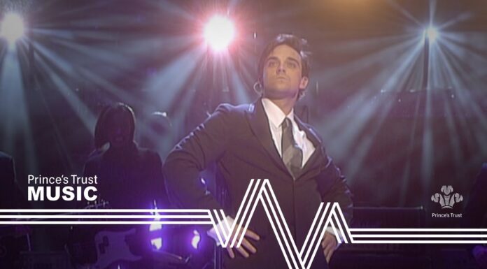 Robbie Williams – Feel (The Prince’s Trust Fashion Rocks 2003)